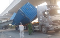 Clip: Xe container kéo sập dầm cầu bộ hành trước cổng Suối Tiên