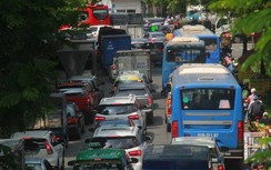 Ùn tắc cửa ngõ sân bay Tân Sơn Nhất, hàng nghìn xe "chôn chân" dưới nắng