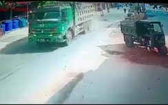 Video: Ngã bất ngờ trước đầu xe tải, tài xế xe máy thiệt mạng tại chỗ