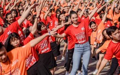 Hoa hậu Tiểu Vy nhảy flashmob, "bung xõa" hết mình cùng giới trẻ