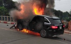 Video: Kinh hoàng ô tô tông nhiều người rồi bốc cháy ngùn ngụt