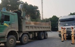CSGT Ninh Bình giám sát cắt thành thùng tại chỗ xe vi phạm chở quá tải