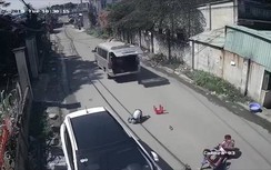 Video: Kinh hoàng xe chở học sinh vào cua gấp, văng 3 em xuống đường