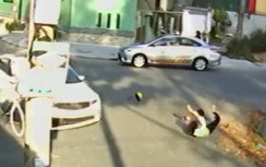 Video: Phóng nhanh qua ngã tư, người phụ nữ lao vào ô tô rồi "bay như chim"