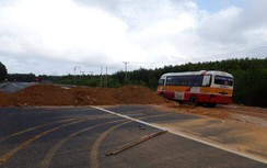 Ô tô buýt, xe cứu thương ngang nhiên "vượt rào" vào cao tốc La Sơn-Túy Loan