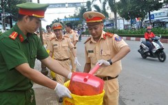 CSGT Bạc Liêu thu gom, dọn rác trên đường phố