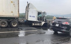 Xe container đâm dải phân cách, bốc cháy trên cao tốc Nội Bài - Lào Cai