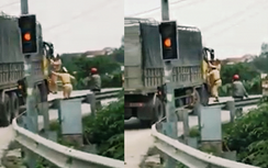2 CSGT Nghệ An đu cửa, truy đuổi xe tải vi phạm như "phim"