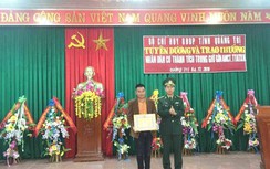 9X phát hiện 7 gói nghi ma tuý dạt bờ biển Quảng Trị được tuyên dương