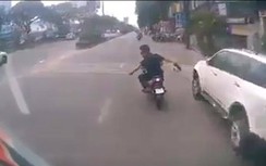 Video: Liều mạng "cà khịa" xe tải, 2 người đi xe máy bị tông suýt chết