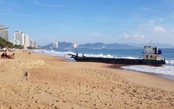 Sà lan "phơi mình" trên bãi biển du lịch Nha Trang