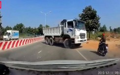 Video: Xe ben phóng ngược chiều, suýt tông chết người đi xe máy