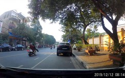Video: "Ninja Lead" bất ngờ tông bay người đàn ông lững thững sang đường