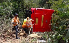 Xe khách lao xuống vực, hơn 20 hành khách bị một phen hú vía