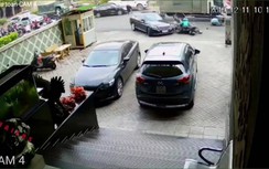 Video: Kinh hoàng ô tô Mercedes tông gục nhiều người đi xe máy ở TP HCM
