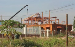 Cưỡng chế “biệt thự” gỗ xây trái phép ven sông Đồng Nai