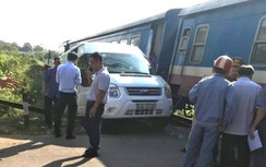 Cố tình băng qua gác chắn đường sắt, xe khách bị tàu hỏa tông văng