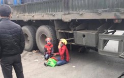 Hải Dương: Xe máy va chạm xe đầu kéo, bé trai 5 tuổi tử vong thương tâm