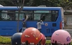 Nhóm “giang hồ” dùng hung khí đập phá xe buýt ở TP.HCM