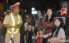 CSGT Đà Nẵng "chạy xe ôm", giúp 3 mẹ con gặp nạn trong đêm Noel