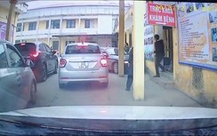 Video: Hãi hùng cảnh "xe điên" tông 2 bà cháu ngay trước cửa phòng khám