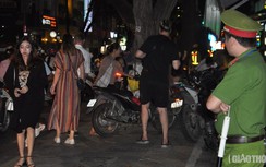 Lấn chiếm vỉa hè: Công an chốt chặn, người đi bộ vẫn bị "đẩy" xuống đường