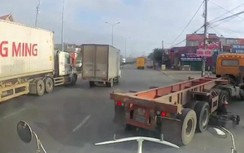 Video: Container đột ngột chuyển hướng, người đàn ông ngã văng vào gầm xe