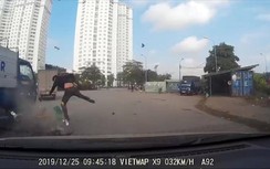 Video: Rùng mình thanh niên không mũ bảo hiểm, phóng nhanh, đối đầu xe tải