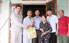 Tặng quà cho gia đình khó khăn bị ảnh hưởng bởi cao tốc Cam Lộ - La Sơn