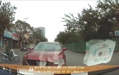 Video: Thanh niên đi ô tô sai làn, dừng giữa đường “cà khịa” xe khác