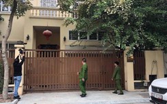 Video: Cận cảnh công an tới khám nhà riêng Chánh văn phòng Thành ủy Hà Nội