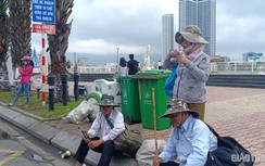 Đà Nẵng: Bờ sông Hàn xuất hiện người xin tiền, rác thải bừa bãi