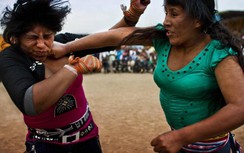 Kỳ lạ phong tục đánh nhau khi đón năm mới ở Peru