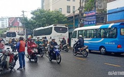 Tài xế ô tô khách "lách luật" dừng đỗ xe tràn lan trên phố Đà Nẵng