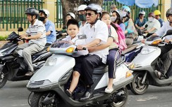 Đi xe máy chở trẻ em không đội mũ bảo hiểm có thể bị phạt tới 1 triệu đồng