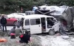 Video: Xe đầu kéo nổ lốp, đè bẹp nhiều phương tiện, 7 người bị thương
