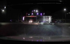 Video: Xe máy đi ẩu, vượt đèn đỏ bị xe tải tông, 1 người tử vong tại chỗ