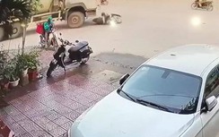 Video: Kinh hoàng cảnh người đàn ông đi xe máy bị xe bồn cuốn vào gầm