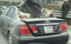 Video: Kinh hoàng cảnh ô tô Camry tông vào đuôi xe tải trên cao tốc