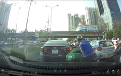 Video: Bất ngờ tài xế GrabBike đang chở khách ngã gục bất tỉnh giữa đường