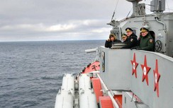 Video: Ông Putin đứng trên tàu tuần dương theo dõi tàu chiến bắn hỏa lực