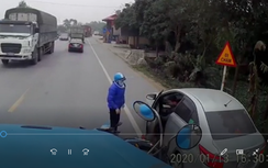 Video: Bị ô tô đâm vì... cố lách qua dòng xe đang ùn để sang đường