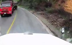 Video: Khoảnh khắc xe container bị lật vì xe đầu kéo vào cua