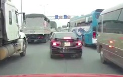 Video: Ô tô con lấn làn, rơi vào điểm mù của xe container và cái kết