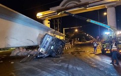 Xe đầu kéo chở dầm dài 38m không phép gây tai nạn ở Tiền Giang