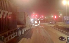 Video: Xe tải đứng chờ đèn đỏ bị xe container tông thẳng vào đuôi xe