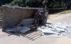 Xe tải đổ dốc mất phanh "phơi bụng" trên đường, 2 người tử vong tại chỗ