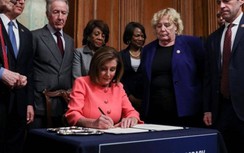 Bà Nancy Pelosi dùng 32 cây bút ký luận tội ông Donald Trump