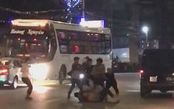 Hưng Yên: Nhân viên nhà hàng và xe khách ẩu đả trong đêm, 1 người bị chém