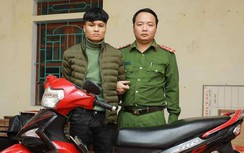 Video: Cận cảnh nhân viên cây xăng đỡ dao, quật ngã tên cướp ở Hà Tĩnh